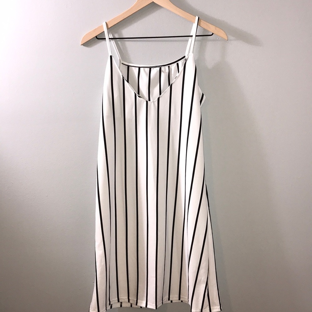🥰 Black and White Striped Dress